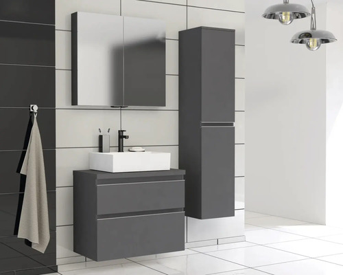 Modernes Badezimmer mit Waschbeckenunterschrank, Spiegelschrank und Hochschrank