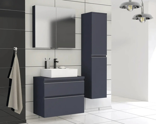 Badezimmer mit Waschtisch, Spiegelschrank und Hochschrank in dunkler Ausführung