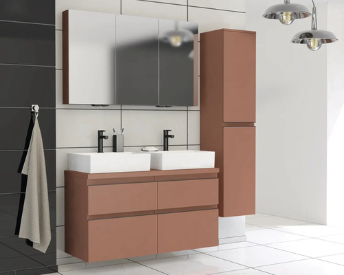 Modernes Badezimmer mit Doppelwaschtisch, Spiegelschrank und Hochschrank für eine organisierte und helle Atmosphäre.