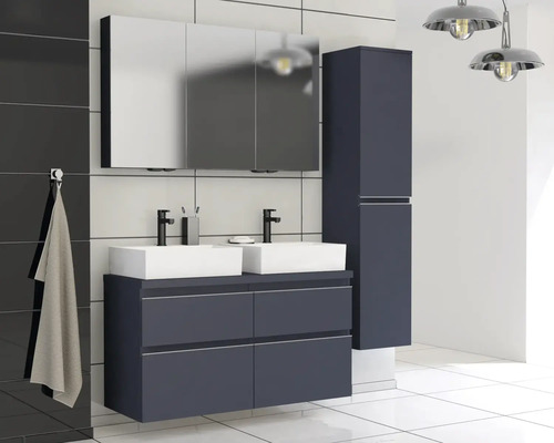 Modernes Badezimmer mit Doppelwaschtisch, Spiegelschrank und Hochschrank