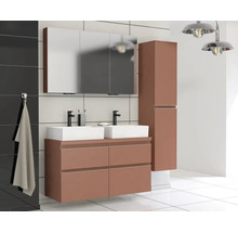 Modernes Badezimmer mit Doppelwaschtisch, Spiegelschrank und Hochschrank