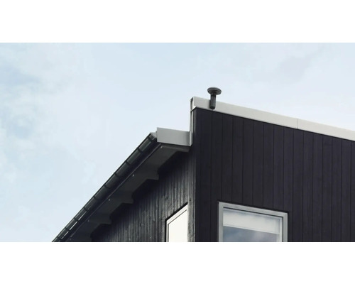 Außenansicht eines Hauses mit Dachrinne und Fassadenbeleuchtung