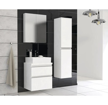 Badezimmer mit Waschbeckenunterschrank, Spiegelschrank und Hochschrank