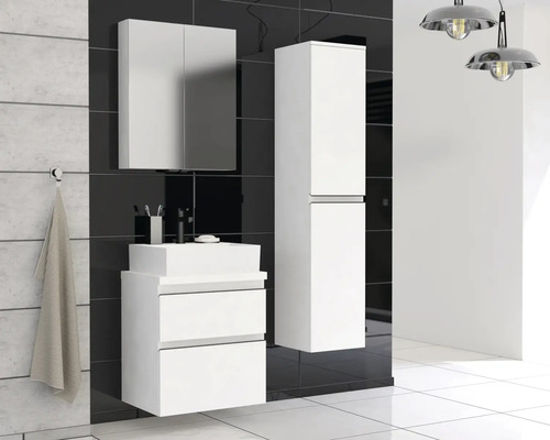 Badezimmer mit Waschbeckenunterschrank, Spiegelschrank und Hochschrank