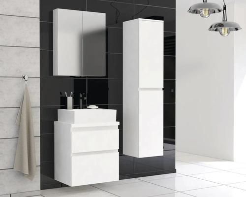 Modernes Badezimmer mit weißem Waschtischunterschrank, Spiegelschrank und Hochschrank vor dunklem Fliesenhintergrund