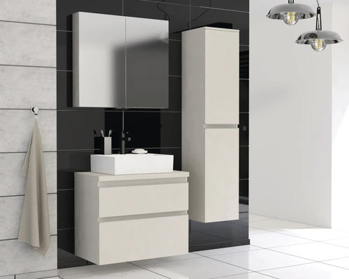 Badezimmer mit Waschtisch, Spiegelschrank und Hochschrank