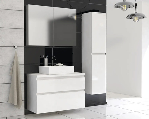 Badezimmer mit Waschtischunterschrank, Spiegelschrank und Hochschrank in Weiß