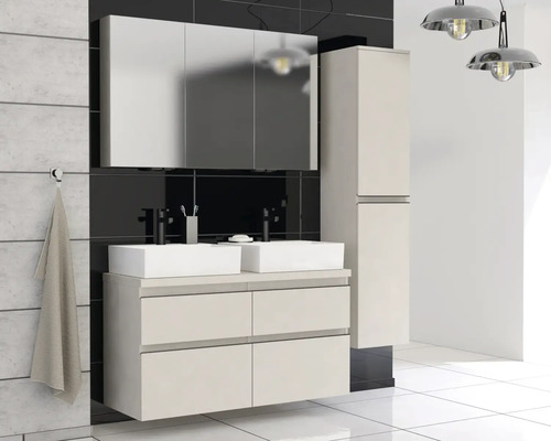 Badezimmer mit Waschtischunterschrank, zwei Waschbecken, Spiegelschrank und Hochschrank