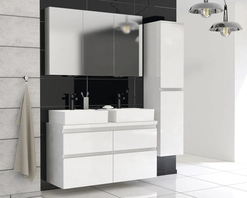 Badezimmer mit Waschtischunterschrank, zwei Waschbecken, Spiegelschrank und Hochschrank