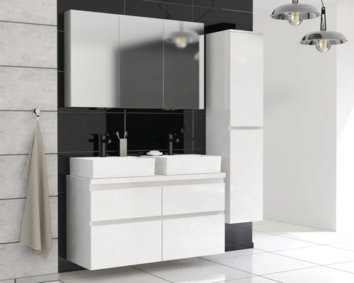 Badezimmer mit Doppelwaschbecken, Unterschrank, Spiegelschrank und Hochschrank