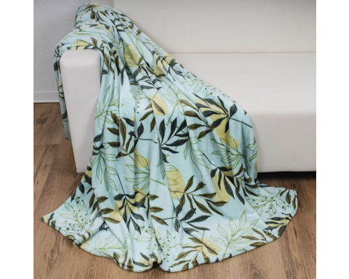 Decke mit Blättermuster auf einem Sofa