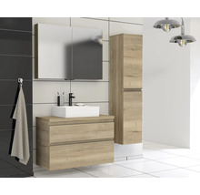 Modernes Badezimmer mit Waschtischunterschrank, Spiegelschrank und Hochschrank