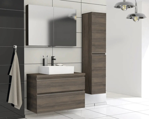 Modernes Badezimmer mit Waschtischunterschrank, Aufsatzwaschbecken, Spiegelschrank und Hochschrank in Holzoptik.