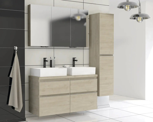 Modernes Badezimmer mit Doppelwaschbecken, Spiegelschrank und Hochschrank