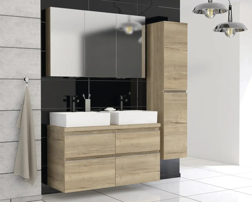 Modernes Badezimmerensemble mit Doppelwaschtisch, Spiegelschrank und Hochschrank in Holzoptik.