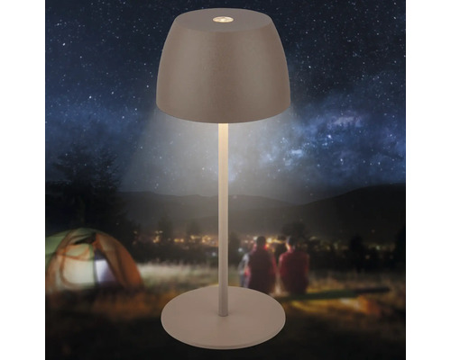 Dekorative Tischleuchte mit Lampenschirm auf einem Campingplatz