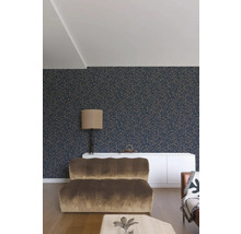 Wohnzimmer mit gemusterter Tapete, Sideboard und Sitzmöbeln