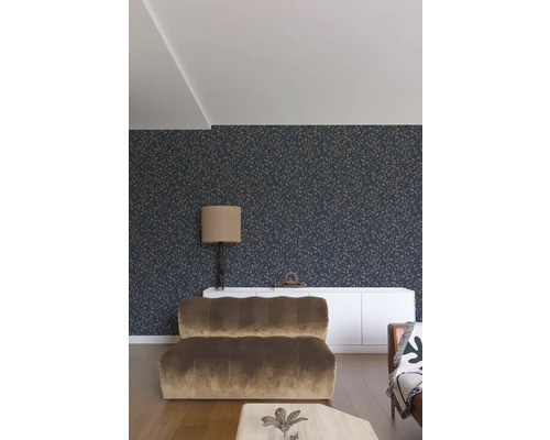 Wohnzimmer mit gemusterter Tapete, Sideboard und Sitzmöbeln