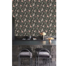 Küchenszene mit blumiger Tapete und schwarzen Fliesen