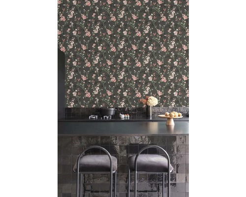 Küchenszene mit blumiger Tapete und schwarzen Fliesen