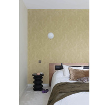 Schlafzimmer mit gemusterter Tapete, Nachttisch und Bett