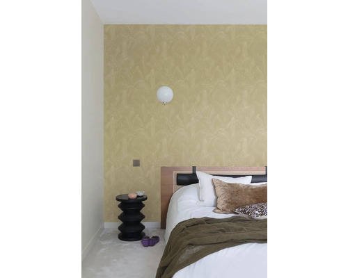 Schlafzimmer mit gemusterter Tapete, Nachttisch und Bett