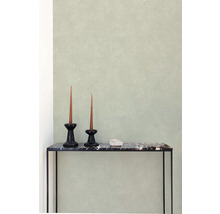 Tapete mit zwei Kerzenhaltern auf einem Konsolentisch.