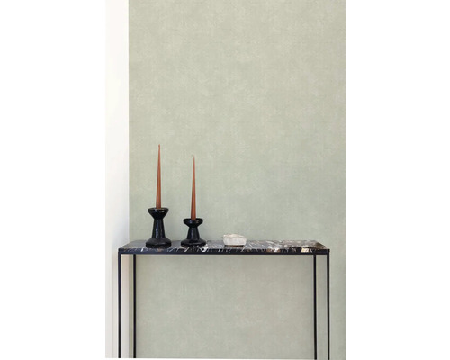 Tapete mit zwei Kerzenhaltern auf einem Konsolentisch.