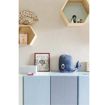 Wohnraum mit Wandschmuck und blauem Wal Stofftier auf einer Kommode