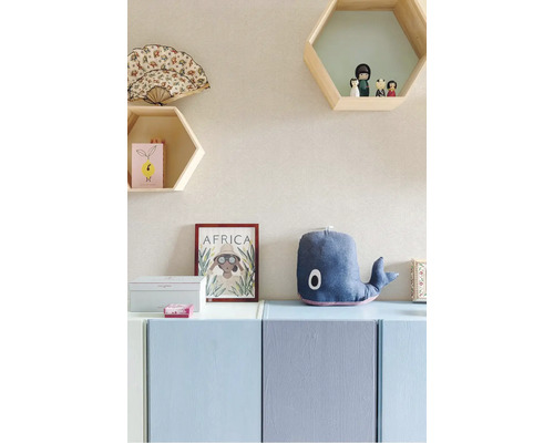Wohnraum mit Wandschmuck und blauem Wal Stofftier auf einer Kommode
