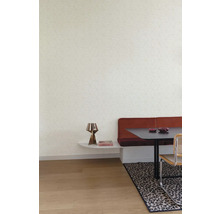 Einrichtungsidee mit Tapete, Tisch, Sitzbank und Teppich in einem Esszimmer