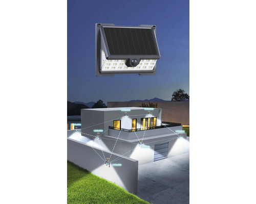 Solarleuchte mit Bewegungsmelder an einem Haus angebracht, die drahtlos verbunden sind.
