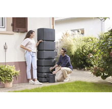 Regenwassertank zur Gartenbewässerung mit zwei Personen und einer Gießkanne
