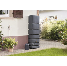 Grauer Regenwassertank mit Gießkanne im Garten