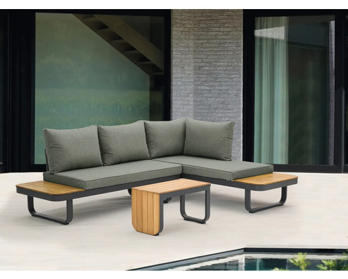 Gartensitzgruppe mit Ecksofa, Kissen und Holztisch auf einer Terrasse