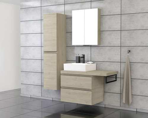 Badezimmer mit Waschtisch, Spiegelschrank und Hochschrank