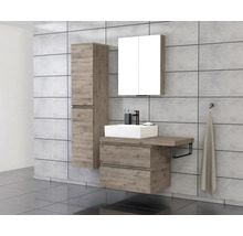 Badezimmer mit Waschtisch, Spiegelschrank und Hochschrank in Holzoptik