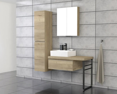 Badezimmer mit Waschtischunterschrank, Waschbecken, Spiegelschrank und Hochschrank