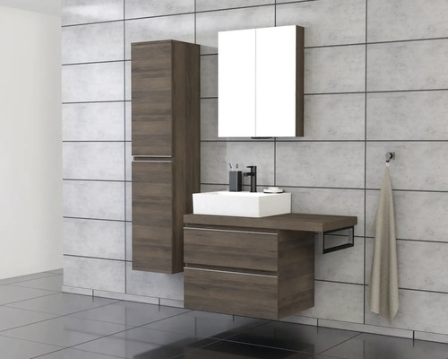 Badezimmer mit Waschbecken, Spiegelschrank und Hochschrank in Holzoptik