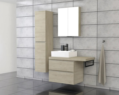 Badezimmer mit Waschtisch, Spiegelschrank und Hochschrank