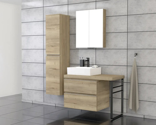 Badezimmer mit Waschtisch, Spiegelschrank und Hochschrank in Holzoptik