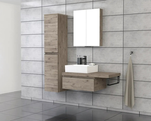 Badezimmer mit Waschtisch, Spiegelschrank und Hochschrank im Holzdesign.