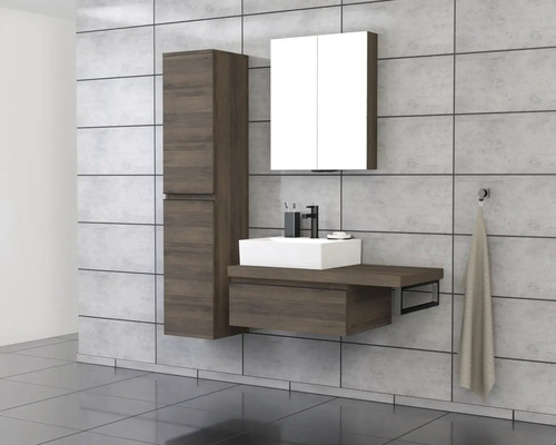 Modernes Badezimmerensemble mit Waschtisch, Spiegelschrank und Hochschrank