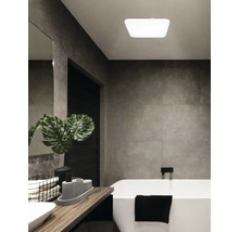 Badezimmer mit Badewanne, Waschtisch und Deckenleuchte