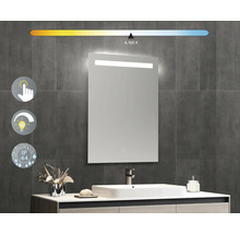 Beleuchteter Badezimmerspiegel mit Touchsensor und IP44 Schutzart vor grauer Wand