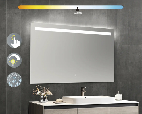 Beleuchteter rechteckiger Spiegel über einem Waschbecken mit Armatur und Dekoration