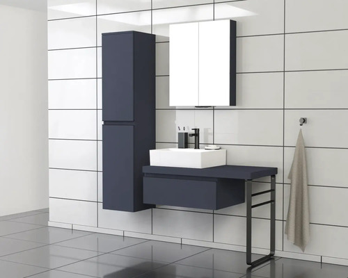 Modernes Badezimmer mit Waschtisch, Spiegelschrank und Hochschrank