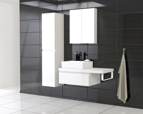 Modernes Badezimmer mit Waschbecken, Unterschrank, Spiegelschrank und Hochschrank vor dunklem Fliesenspiegel