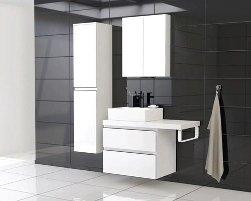 Modernes Badezimmer mit Waschtischunterschrank, Spiegelschrank und Hochschrank.