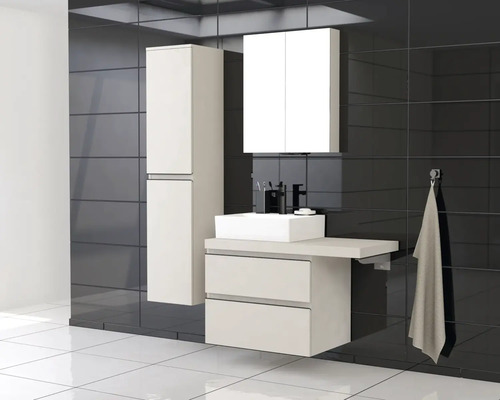 Modernes Badezimmer mit Waschtisch, Spiegelschrank und Hochschrank vor dunklem Fliesenhintergrund.